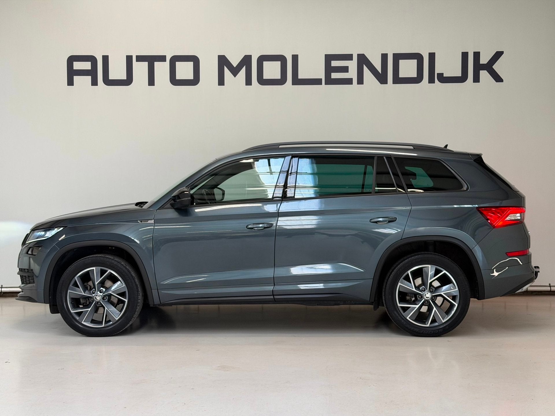 Skoda Kodiaq 1.5 TSI 150 PK DSG Sportline / Camera / Trekhaa, Auto's, Zwart, 4 cilinders, 150 pk, Origineel Nederlands