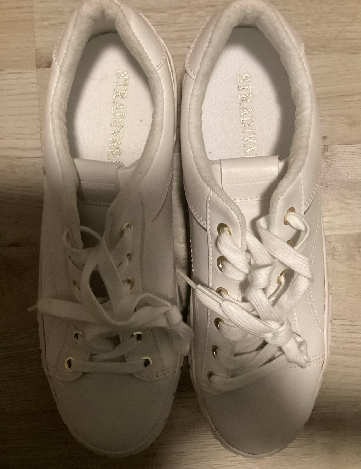 NIEUWE STRADIVARIUS WITTE SNEAKERS,MAAT 41, MOOI!, Wit, Nieuw, Ophalen of Verzenden, Sneakers of Gympen