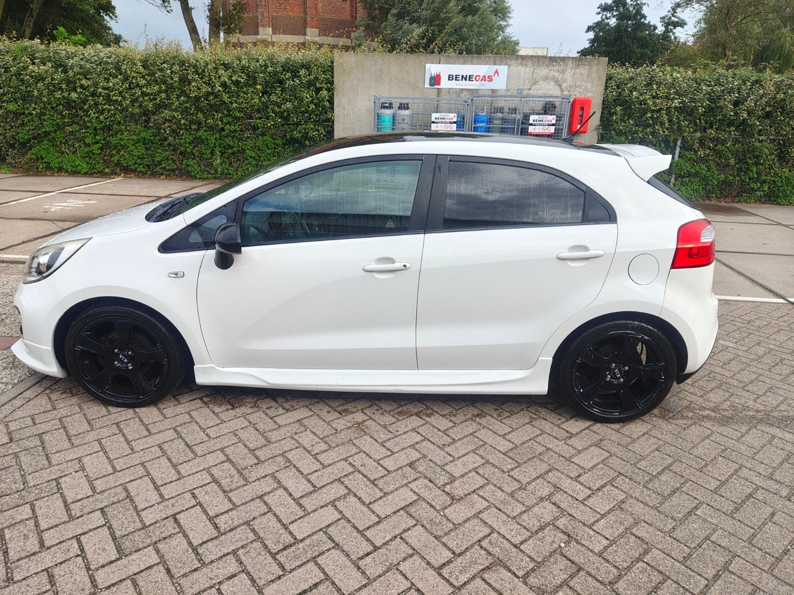 Kia Rio 1.4 Cvvt 80KW H6 5DRS 2014 Wit, Voorwielaandrijving, Start-stop-systeem, 40 €/maand, 4 cilinders