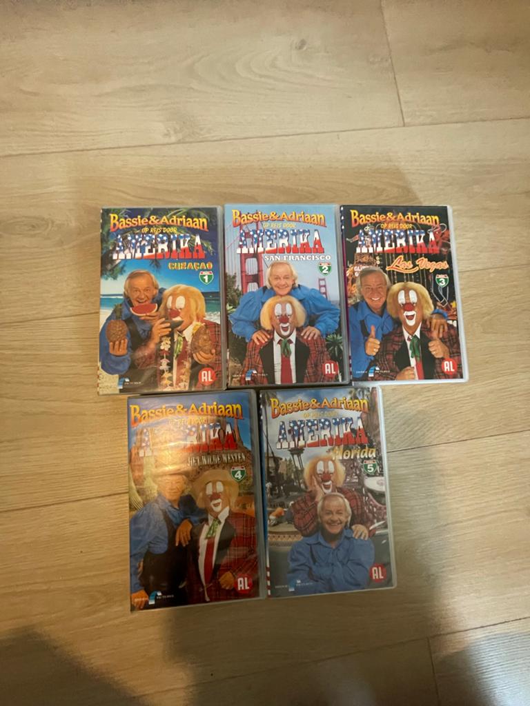 Bassie & Adriaan op reis door Amerika VHS complete set, Alle leeftijden, Ophalen of Verzenden, Gebruikt, Overige typen