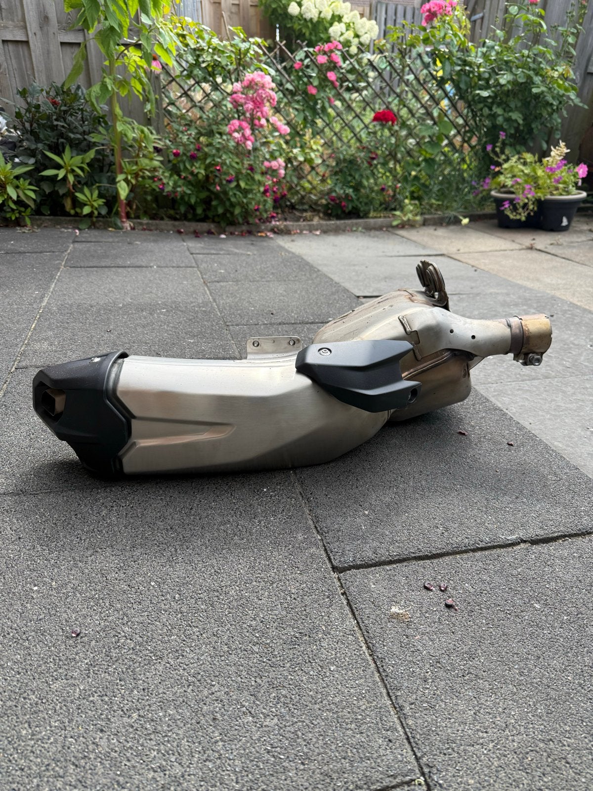 Bmw F900XR standaard uitlaat zo goed als nieuw, Ophalen, Gebruikt