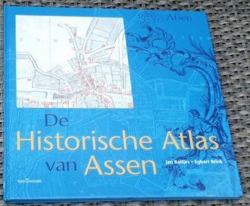 De historische atlas van Assen. Jan Battjes en Egbert Brink., Boeken, Atlassen en Landkaarten, Overige atlassen, Ophalen of Verzenden