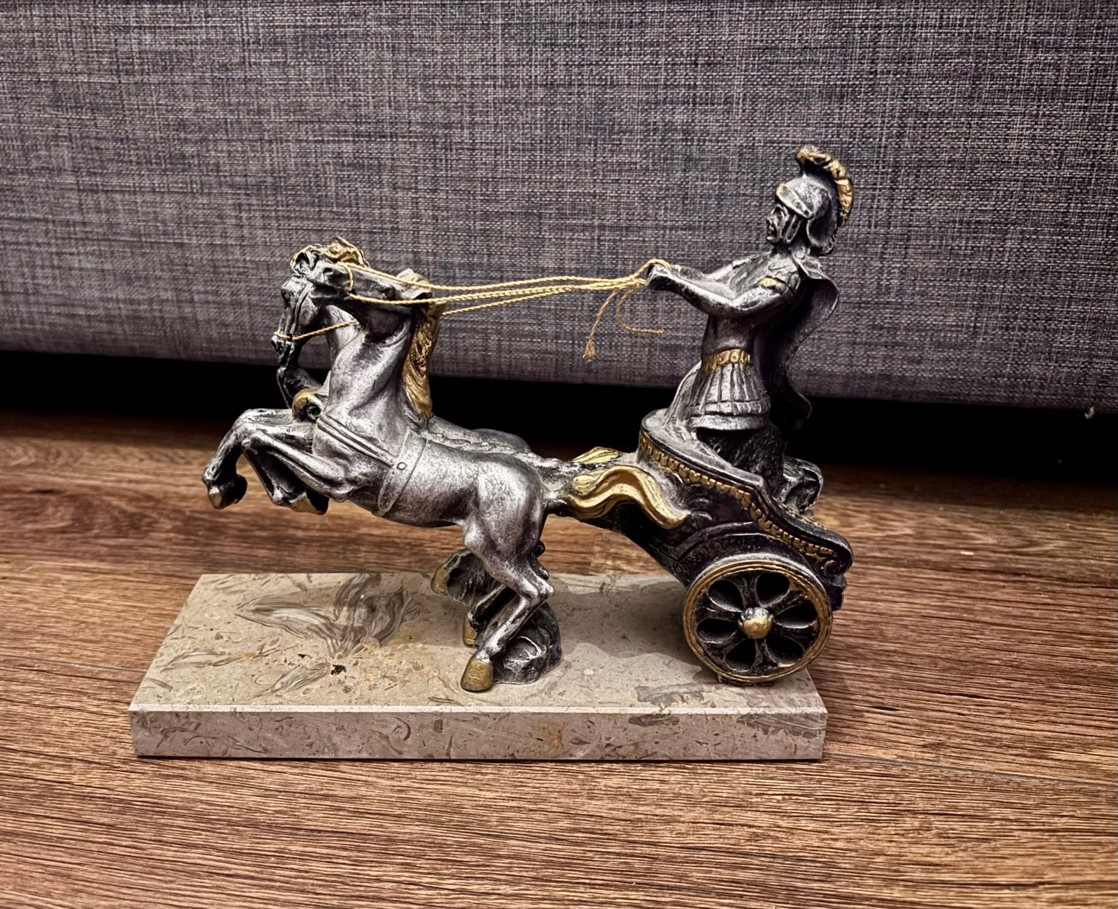 Romeins strijdwagen beeldje met paarden en krijger, Ophalen of Verzenden, Zo goed als nieuw