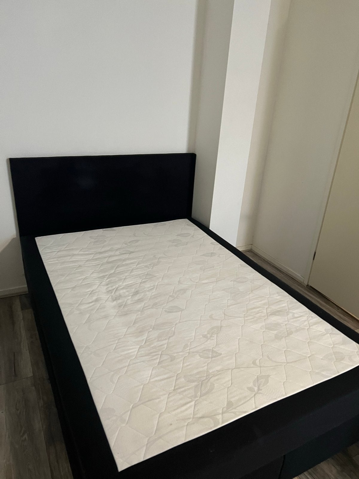Zwart tweepersoonsbed met matras - Zo goed als nieuw, Ophalen, Zwart, Tweepersoons, 140 cm