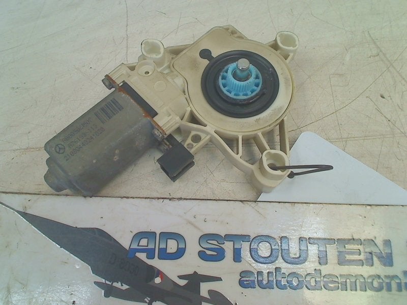 Motor Raammechaniek Links Voor Mercedes-Benz CLA (118.3), Gebruikt, Mercedes-Benz AG, Mercedes-Benz, Mercedesstraße 120, Stuttgart 70372, , Duitsland