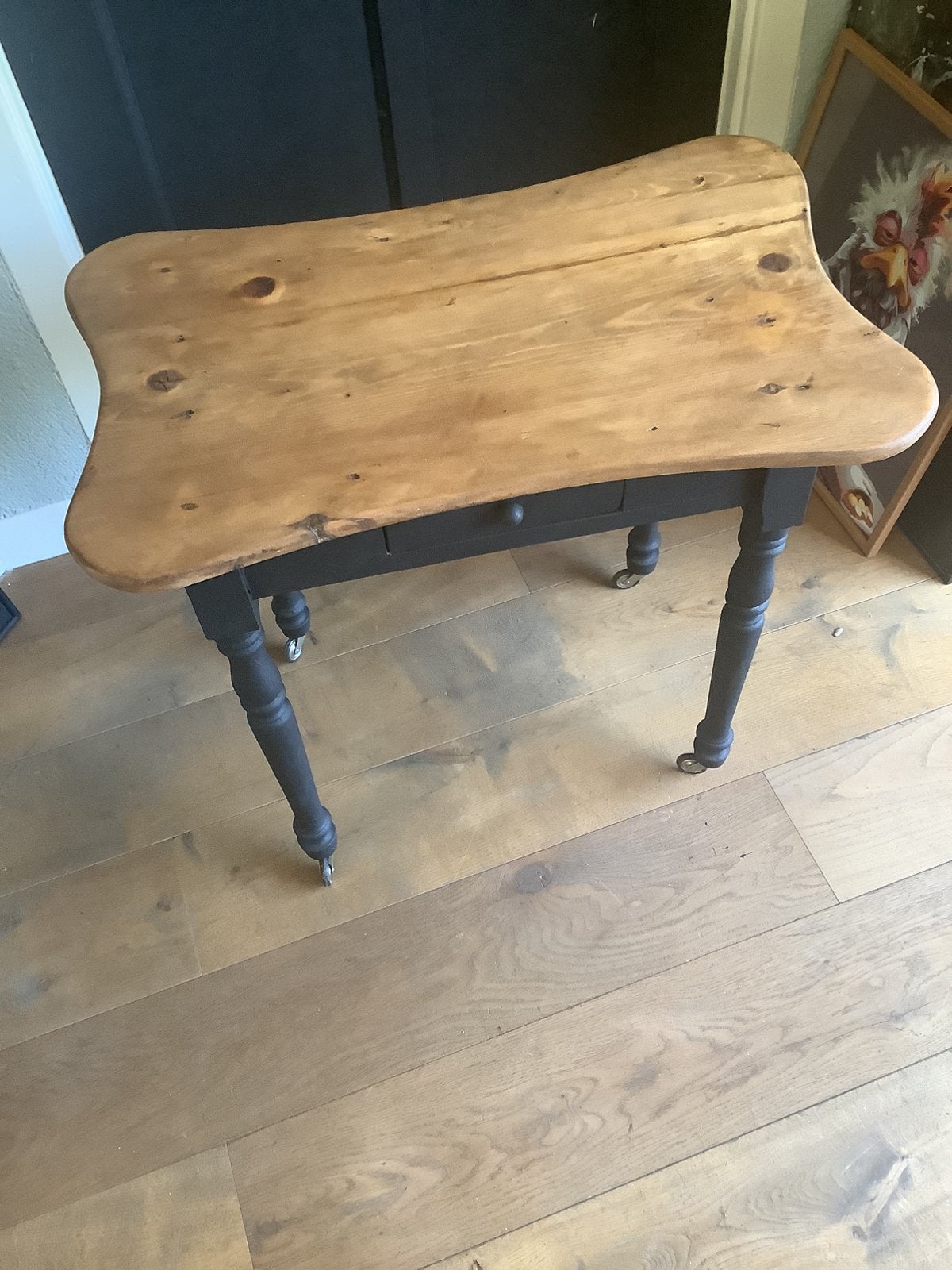 Sidetable vintage Engels wieltjes matzwart hout 65€, Ophalen, Zo goed als nieuw, 25 tot 50 cm, Rechthoekig