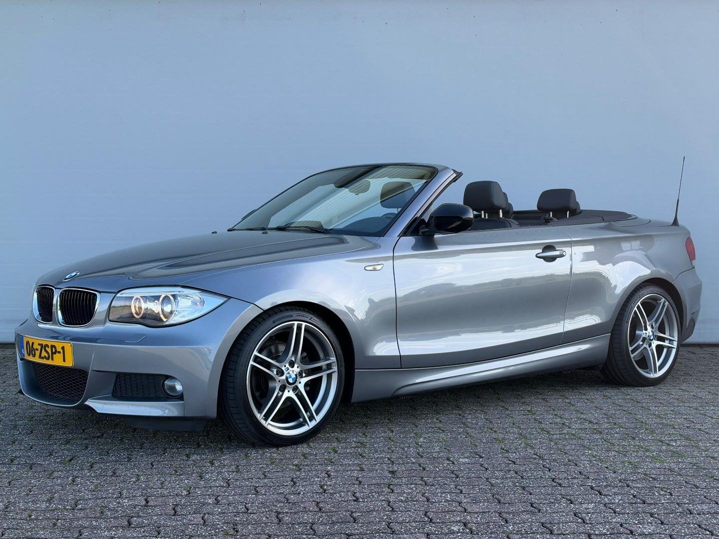 BMW 1ER REIHE 118i M Sport Edition | NL auto en dealeronderh, Auto's, Automaat, 4 cilinders, Cabriolet, Zilver of Grijs
