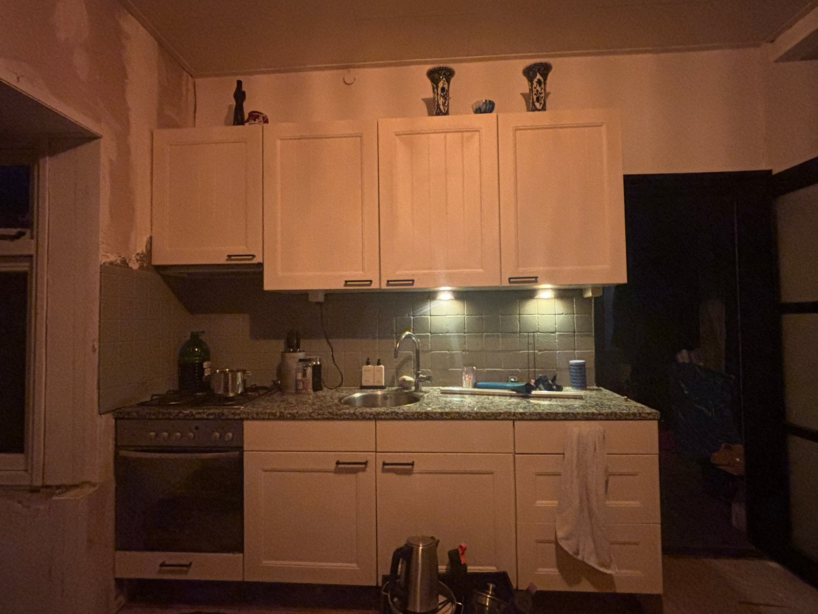 GRATIS Keuken crème/gebroken wit met fornuis/oven, Huis en Inrichting, Ophalen, Gebruikt, Graniet of Steen, Enkelwandige keuken