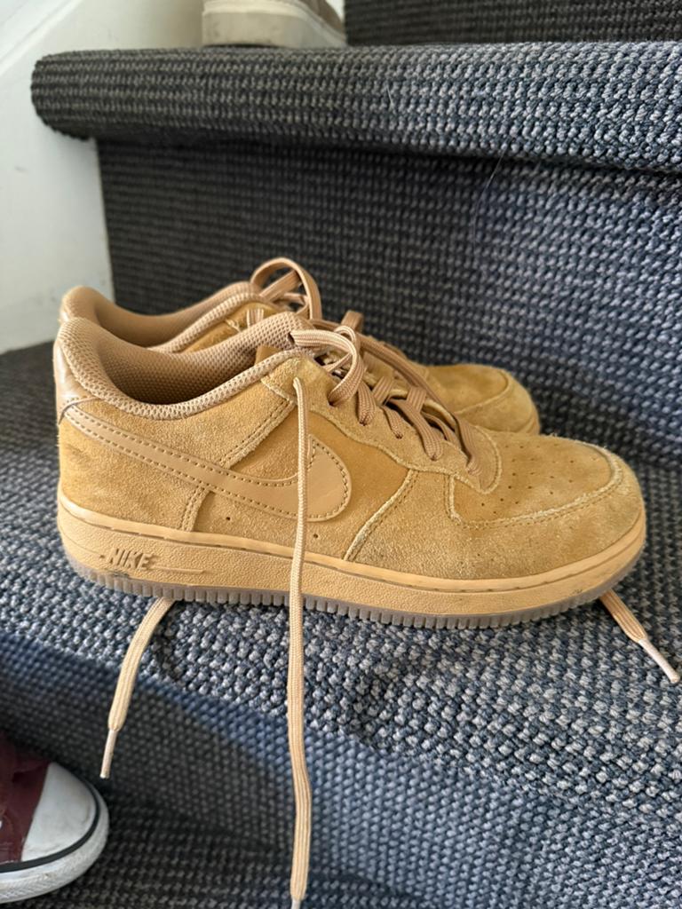 Nike air force suede maat 35, Ophalen of Verzenden, Zo goed als nieuw, Schoenen