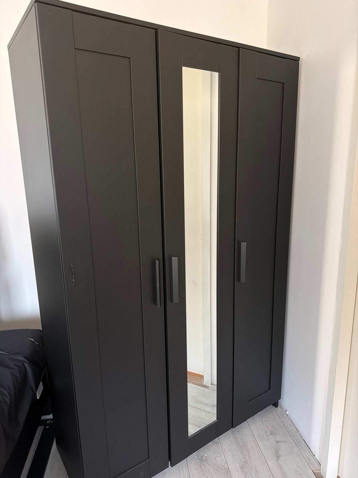 Zwarte kledingkast met spiegeldeur, Huis en Inrichting, Kasten | Kledingkasten, Ophalen, Gebruikt, 100 tot 150 cm, 150 tot 200 cm