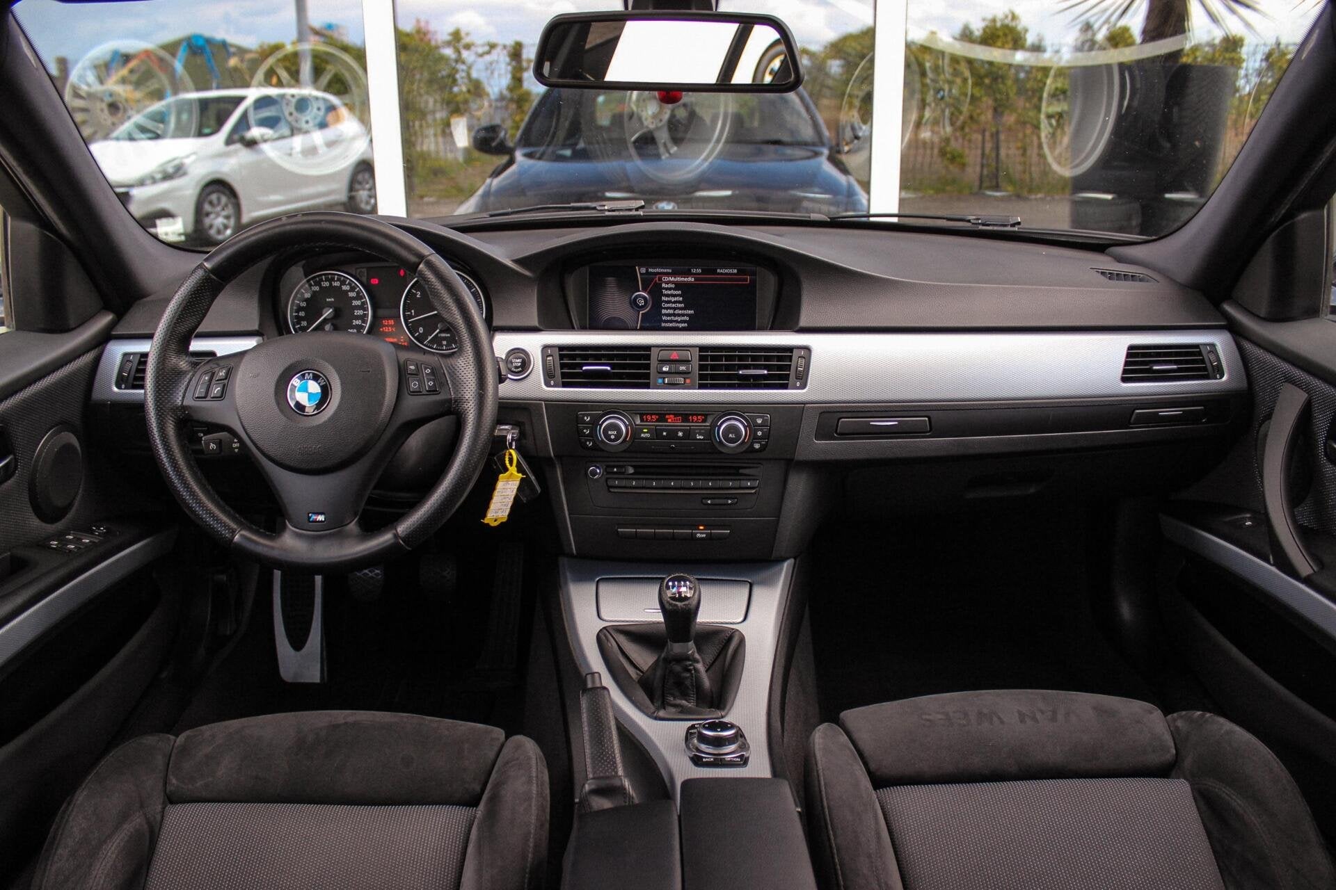 BMW 3-serie 318i Business Line M-sport | M-pakket | NL auto, Euro 5, Achterwielaandrijving, Alcantara, Zwart