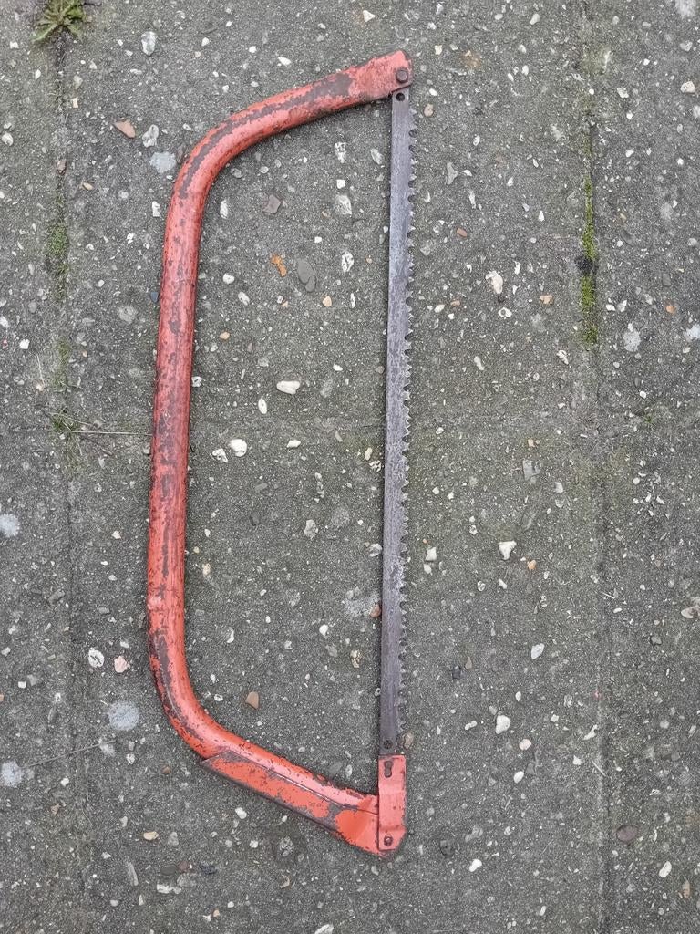 Te koop: een gebruikte handzaag met een opvallend rood frame, Ophalen of Verzenden, Gebruikt