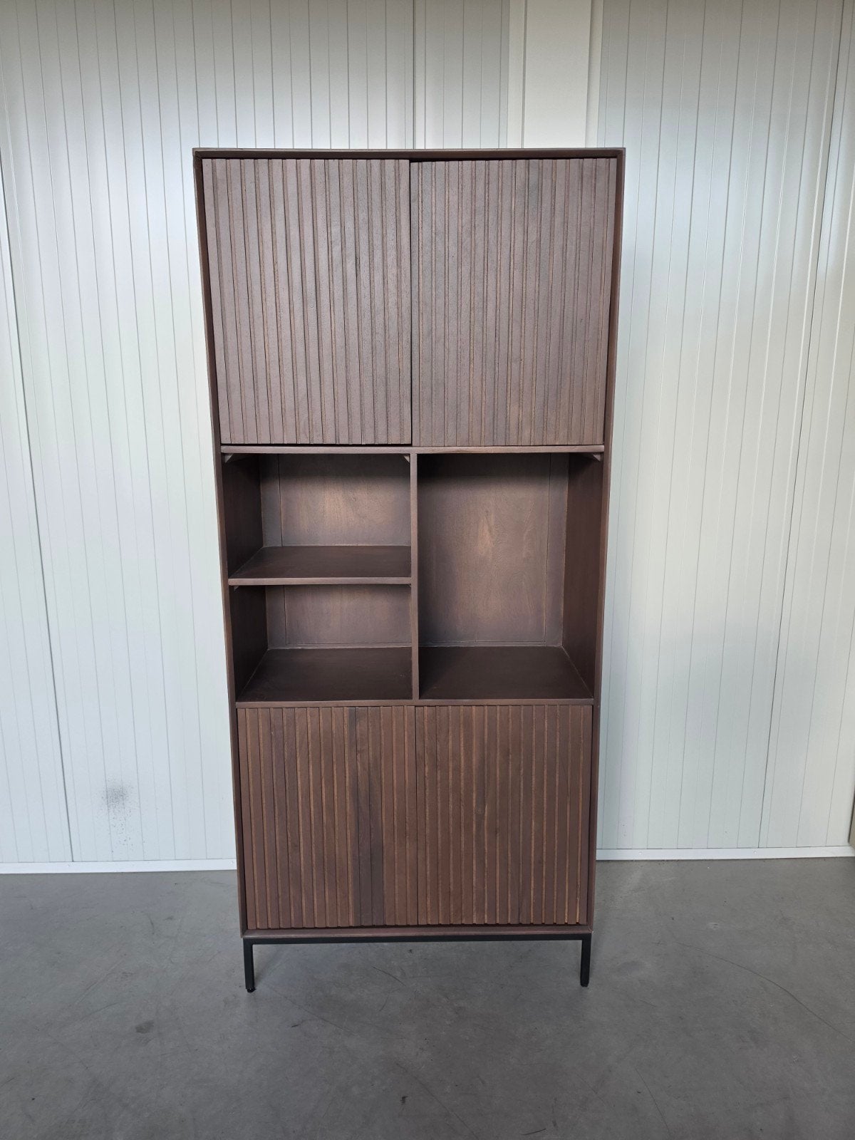 Vakkenkast Madison Walnoot 90 cm - lattenpatroon, Info@meubeloutletmeppel.nl, Modern, Scandinavisch, Zo goed als nieuw, Meubel Outlet Meppel