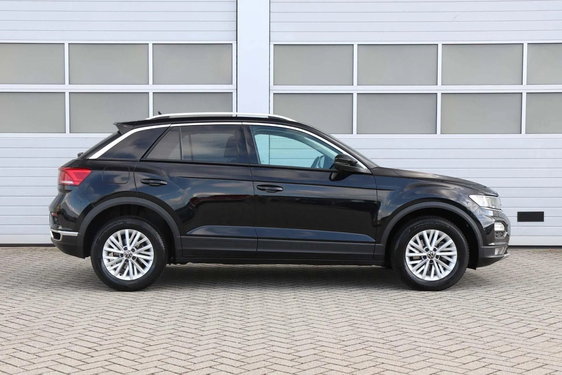 Volkswagen T-Roc 1.0 TSI 110pk Style (bj 2021), Gebruikt, 1194 kg, Zwart, Bedrijf