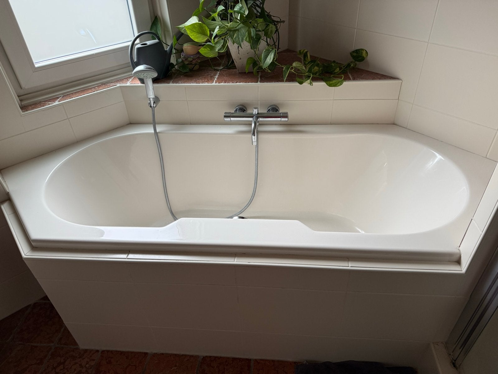 Hoekbad met Grohe badkraan en Geberit toilet, Ophalen, Gebruikt, Chroom, Kraan
