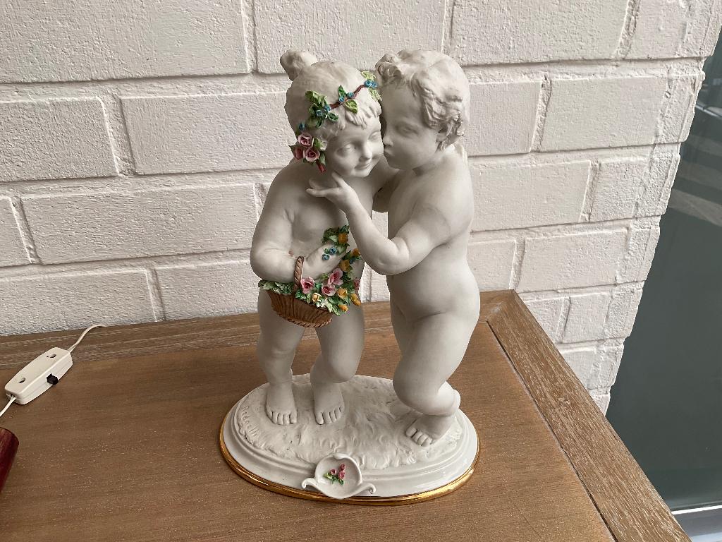 Porselein beeld verliefde Cherubs  / Capodimonte, Ophalen of Verzenden