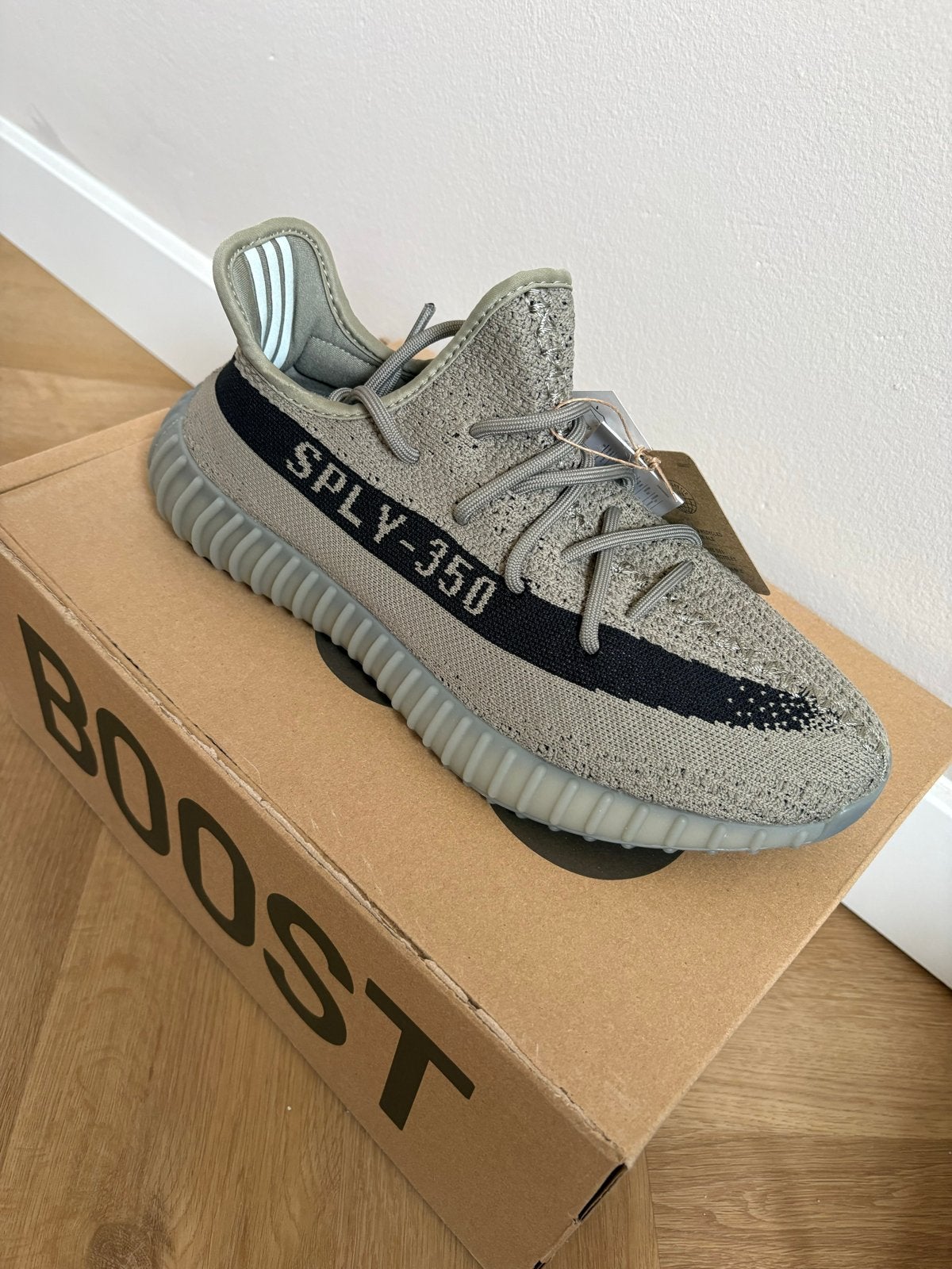 Yeezy Boost - Nieuw in doos - Maat 44 2/3, Ophalen of Verzenden, Nieuw, Overige kleuren, Sneakers of Gympen