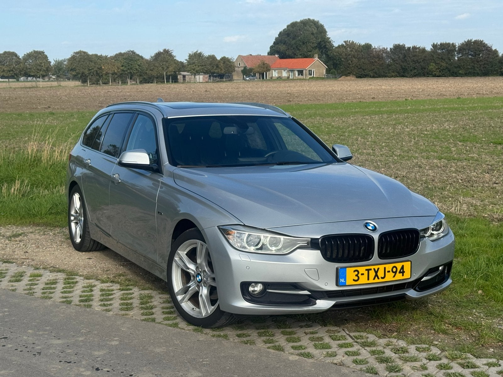 BMW 316i Touring 2014 AUT | Sport High Executive, Auto's, Automaat, Zwart, 4 cilinders, 1445 kg