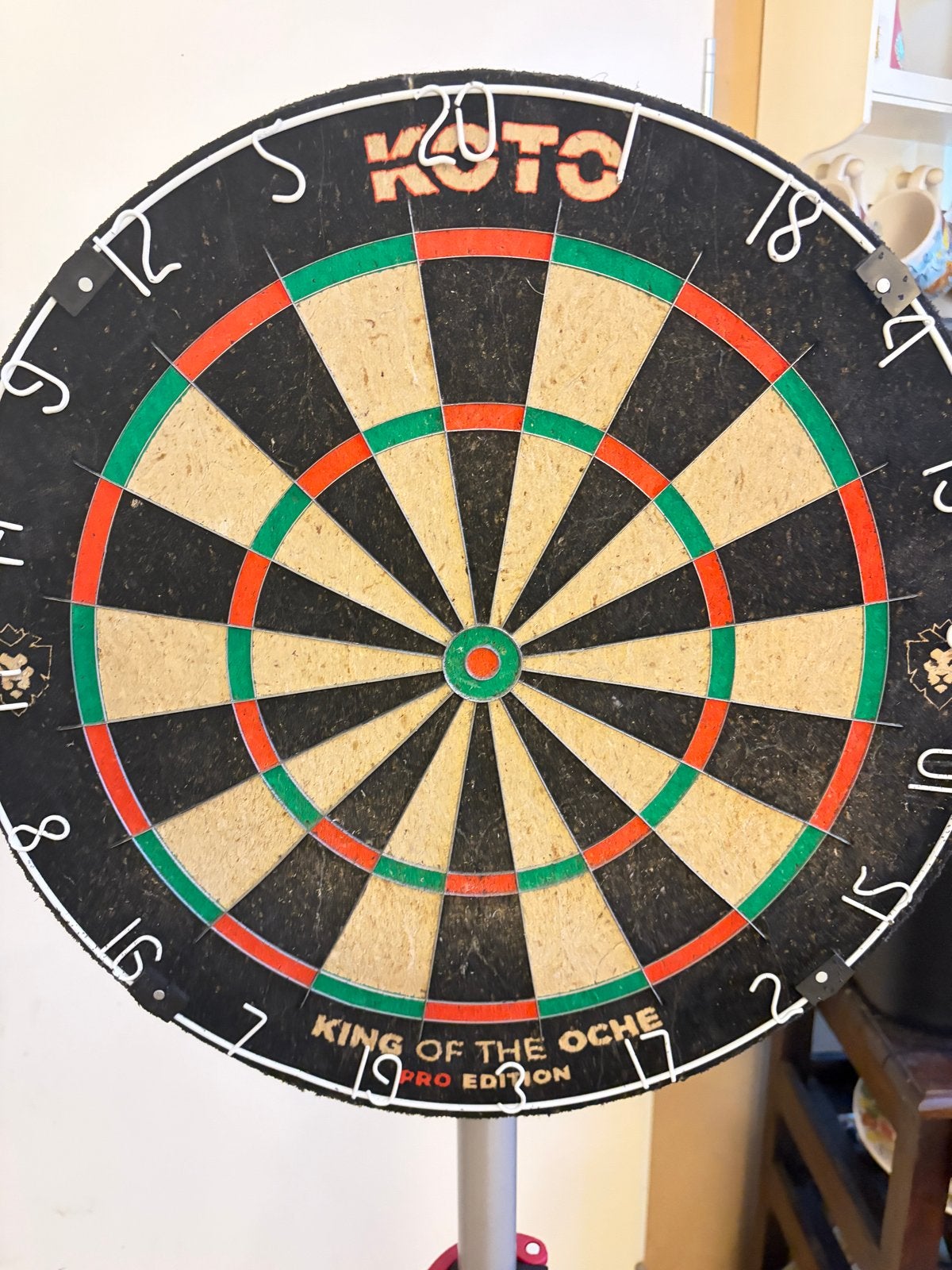 KOTO Dartbord met standaard - bord gebruikt standaard nieuw, Ophalen, Zo goed als nieuw, Dartbord met pijlen