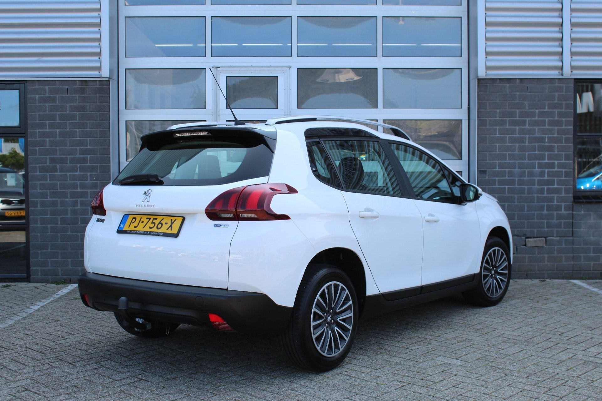 Peugeot 2008 1.2 PureTech Active / Automaat / Carplay / Crui, Auto's, Peugeot, Stof, 1199 cc, Met garantie (alle), 610 kg