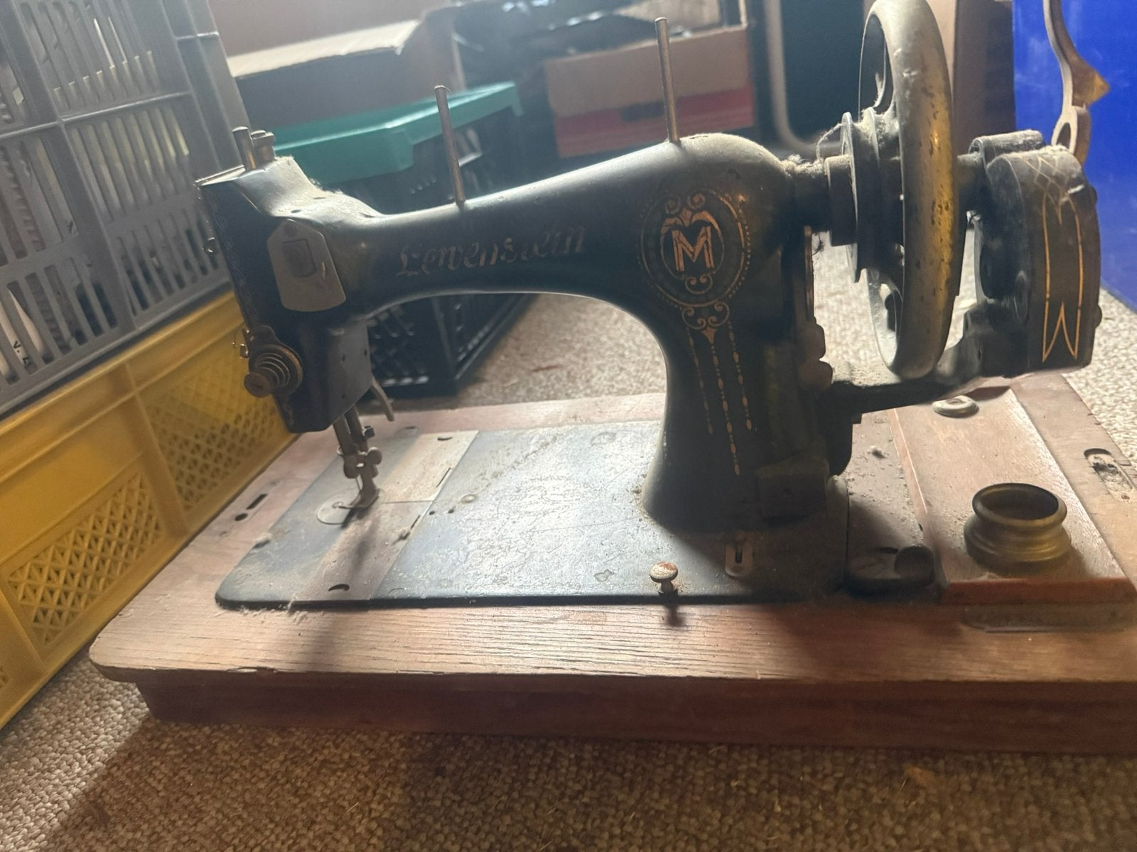 Antieke naaimachine, Ophalen