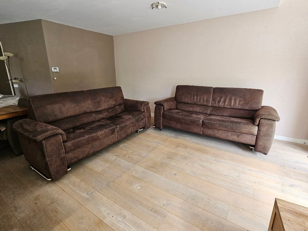 Twee comfortabele bruine zachtleren 3-zitsbanken, Huis en Inrichting, Banken | Bankstellen, Ophalen, Gebruikt, Minimalisme, Driepersoons