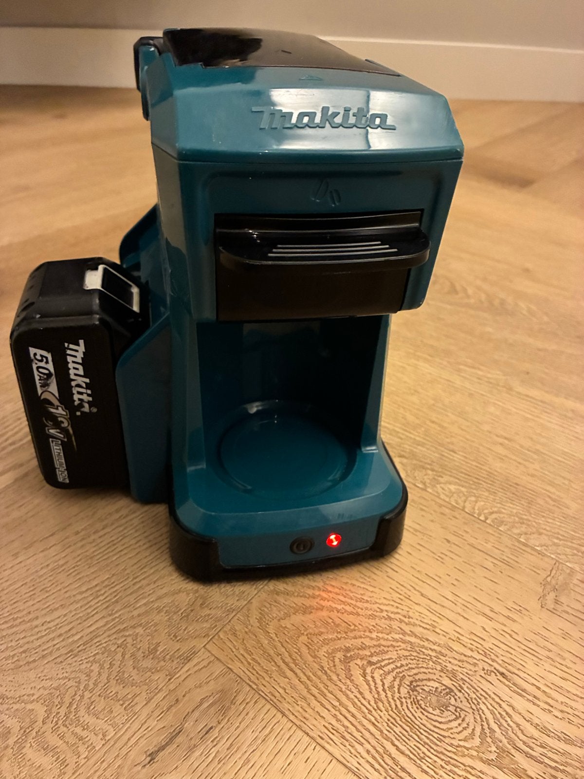 Makita DCM501 Accu Koffiezetapparaat (excl. accu), Witgoed en Apparatuur, Afneembaar waterreservoir, Koffiemachine, Gemalen koffie