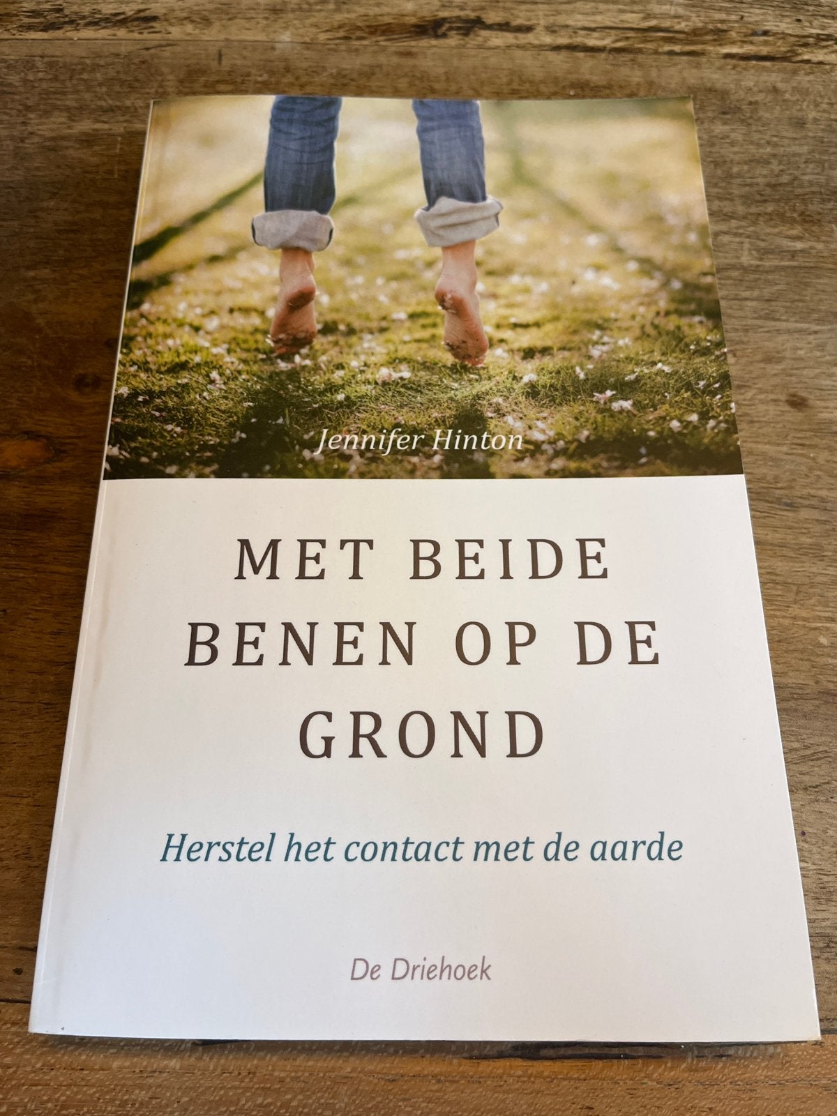 Met Beide Benen Op De Grond - Jennifer Hinton, Ophalen of Verzenden, Zo goed als nieuw, Spiritualiteit algemeen, Achtergrond en Informatie