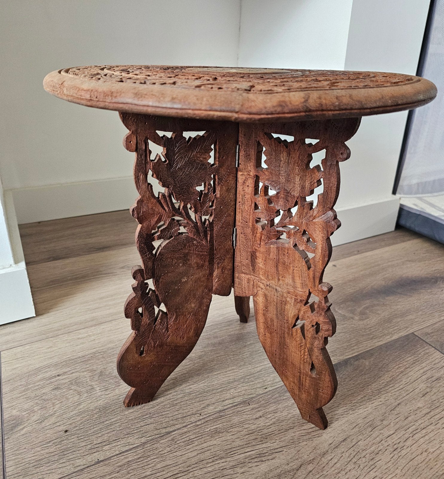 Uniek Handgesneden Anglo-Indisch Bijzettafeltje - Inklapbaar, Minder dan 45 cm, Minder dan 55 cm, Gebruikt, Anglo-Indiase