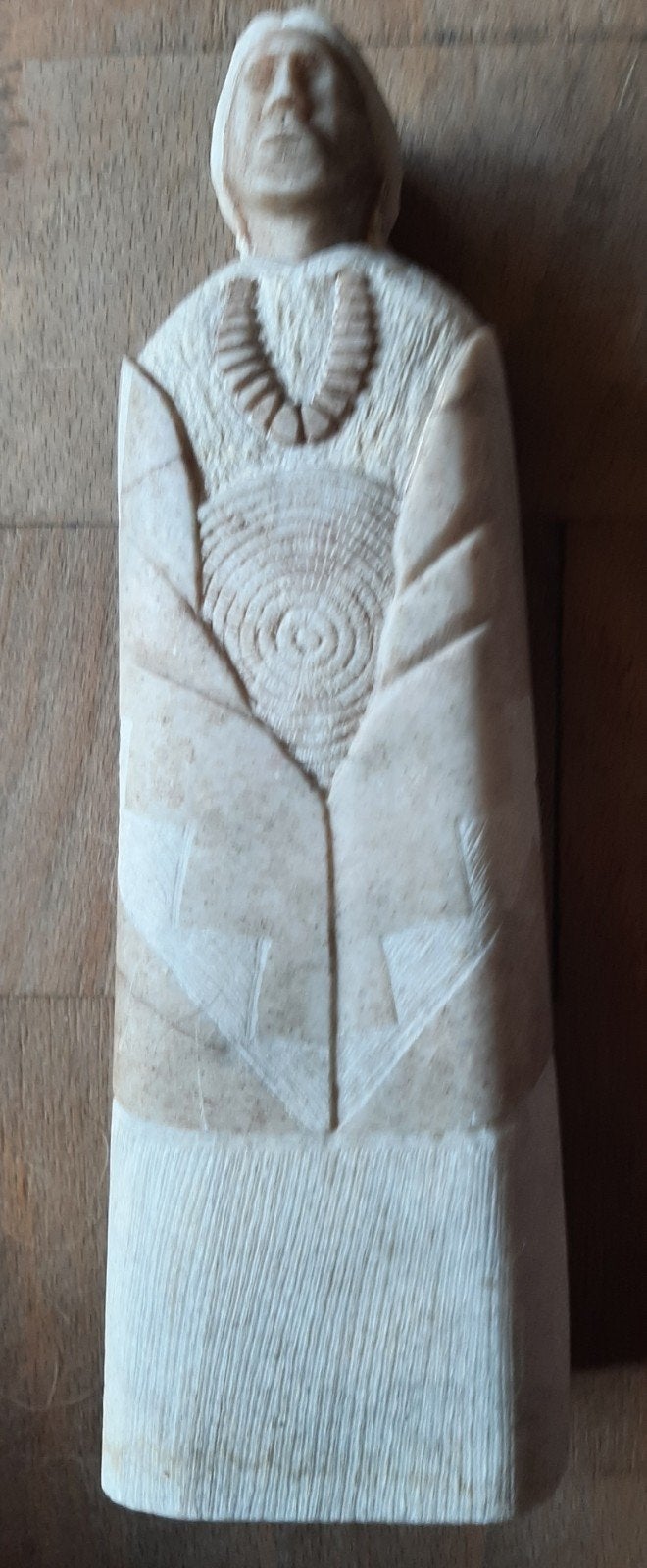 Unieke handgemaakte stenen Navajo sculptuur van een figuur, Antiek en Kunst, Handgemaakt, Ophalen of Verzenden, 20 - 50 cm, Steen of Keramiek