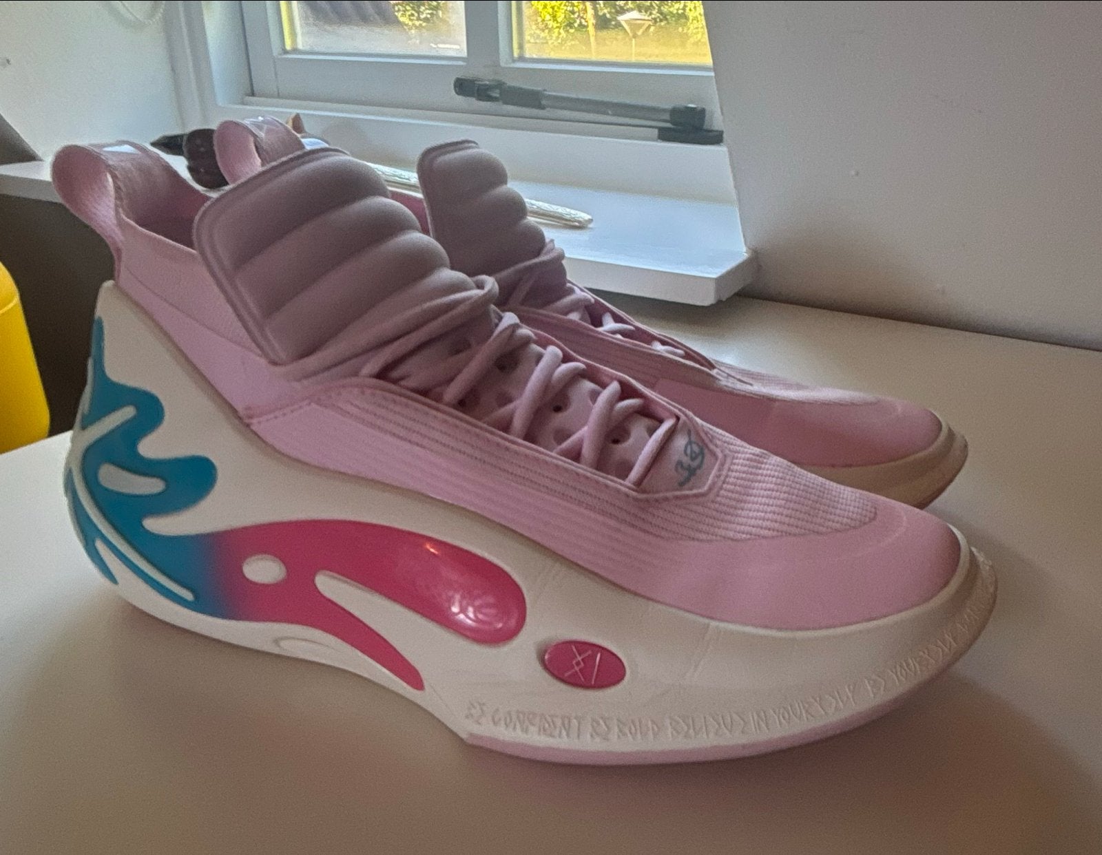 Way of Wade 11 “South Beach” Basketbal schoenen + Wilson bal, Ophalen of Verzenden, Zo goed als nieuw, Schoenen
