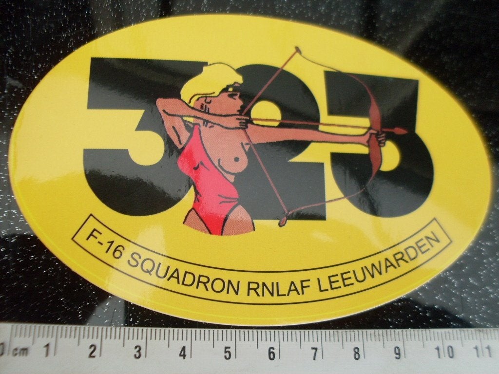 sticker F-16 squadron 323 rnlaf leeuwarden handboog schieten, Ophalen of Verzenden, Zo goed als nieuw, Bedrijf of Vereniging