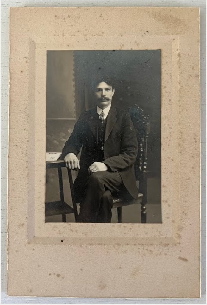 Kabinetfoto heer op stoel - Foto (1911), Gebruikt, Foto, Ophalen of Verzenden, Voor 1940