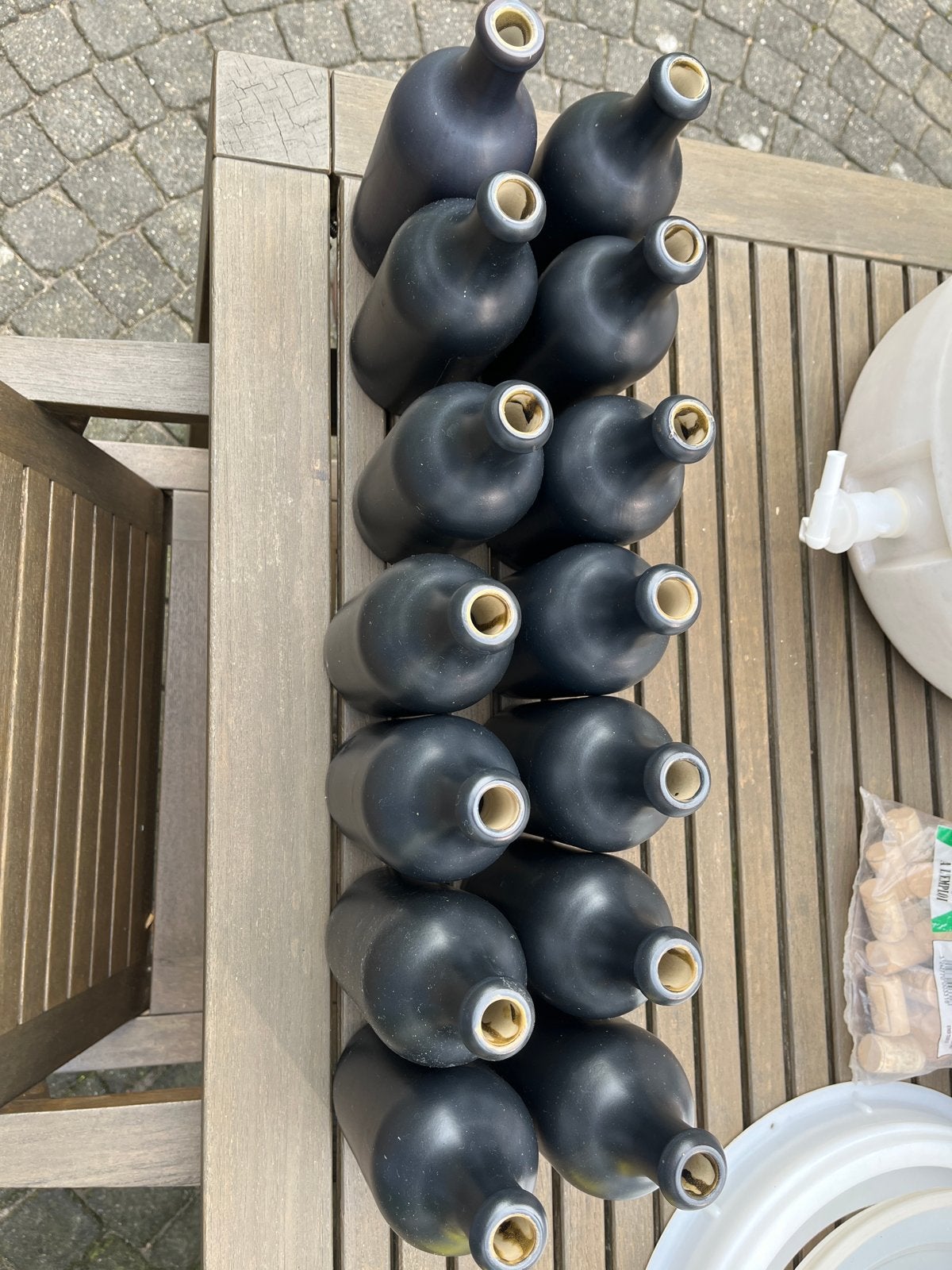 Zwarte bier kruikjes en kurktang Klaar voor Gebruik, Ophalen of Verzenden, Gebruikt, Overige gebieden, Overige typen