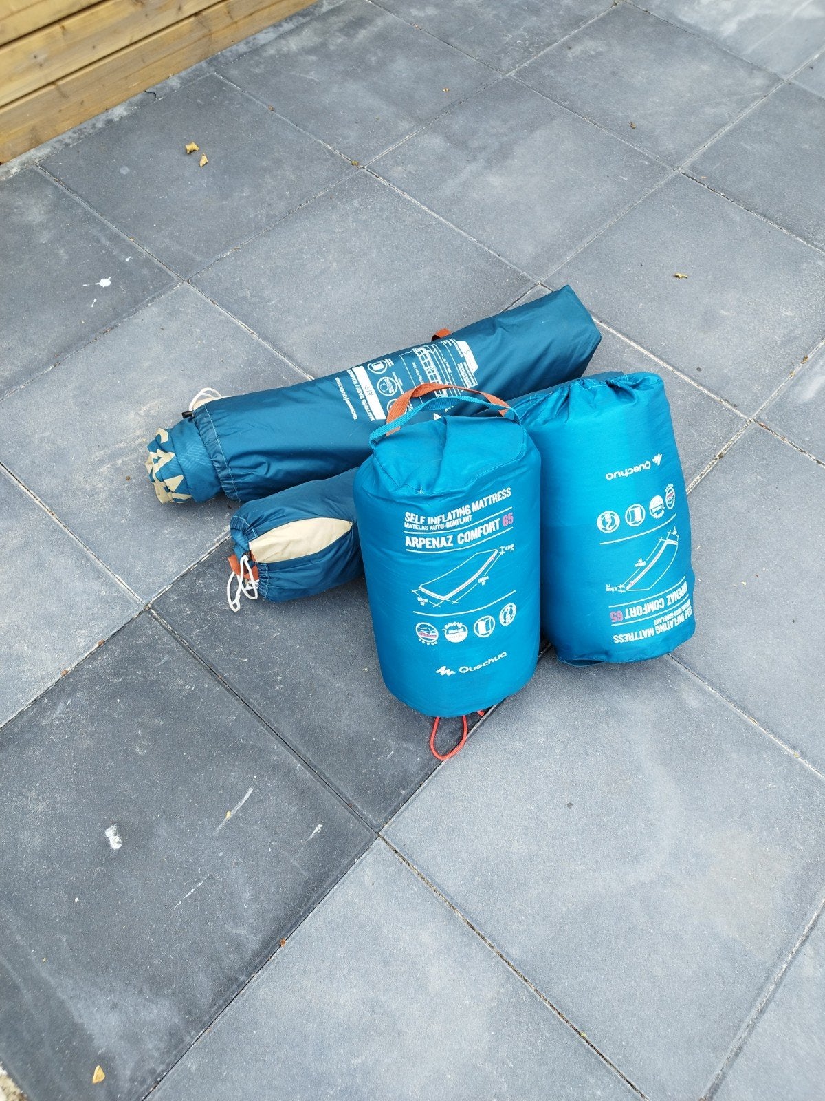 4x Quechua Comfort zelfopblazende matrassen en lattenbodems, Caravans en Kamperen, Luchtbedden, Ophalen of Verzenden, Ingebouwde pomp