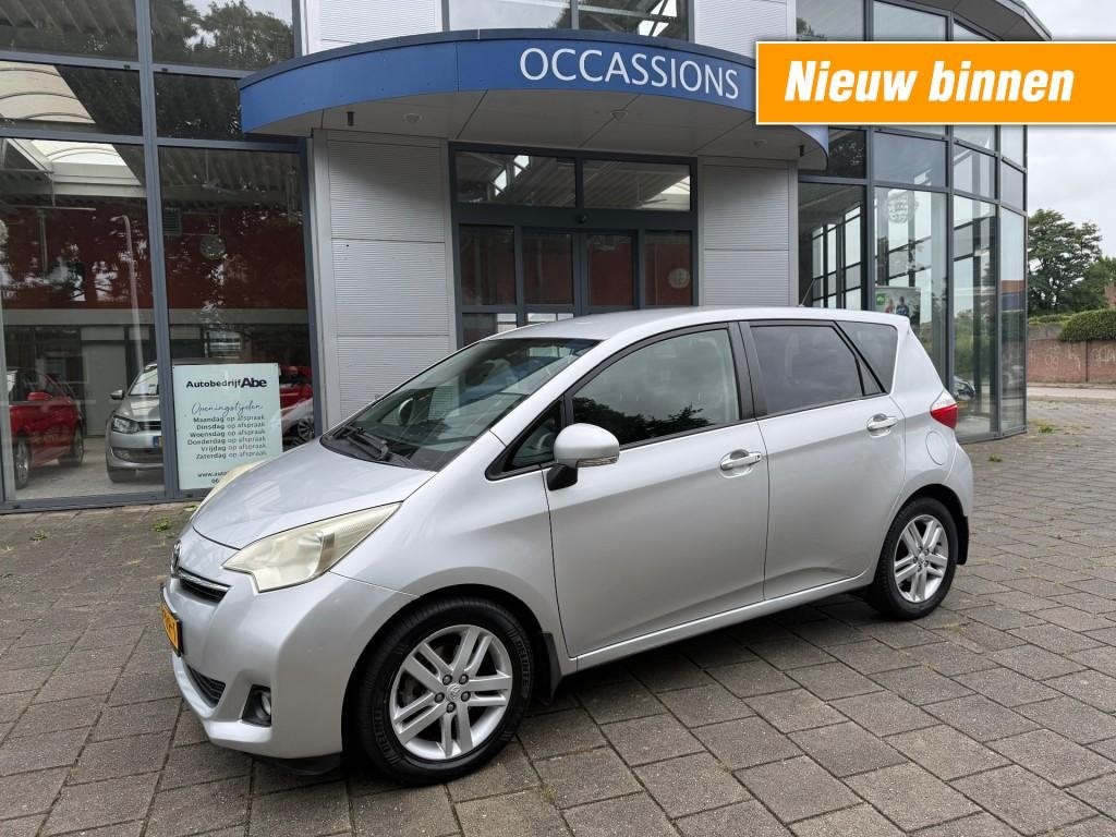 Toyota VERSO-S 1.3 VVT-I DYNAMIC-LMV-ECC-CAMERA-NAVI-ORIG NL, Auto's, Voorwielaandrijving, Euro 5, Electronic Stability Program (ESP)