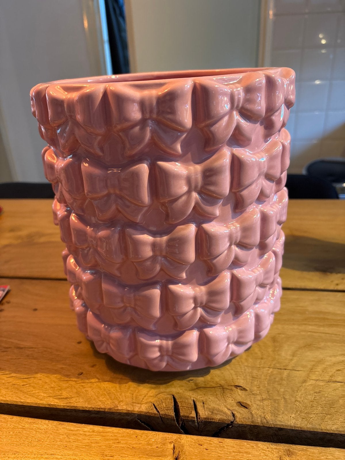 Roze vaas met strikjespatroon, Ophalen, Met patroon/structuur, Zo goed als nieuw, Roze