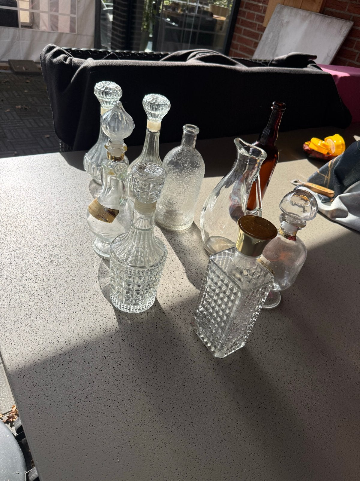 Diverse glazen flessen en karaffen, Ophalen
