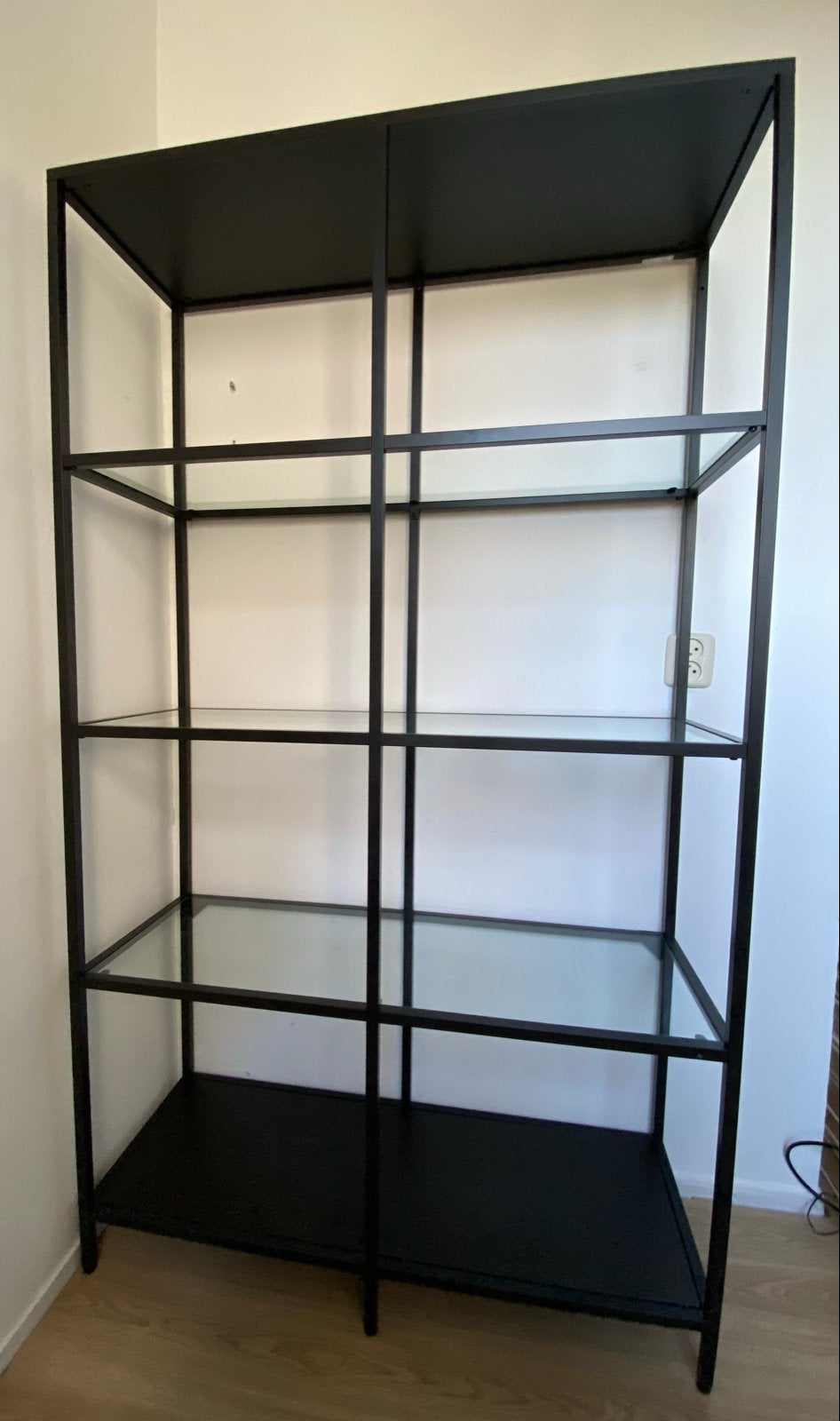 Ikea VITTSJÖ Stellingkast, zwartbruin/glas, 100x175 cm, Huis en Inrichting, Ophalen, Met plank(en), Gebruikt, 50 tot 100 cm