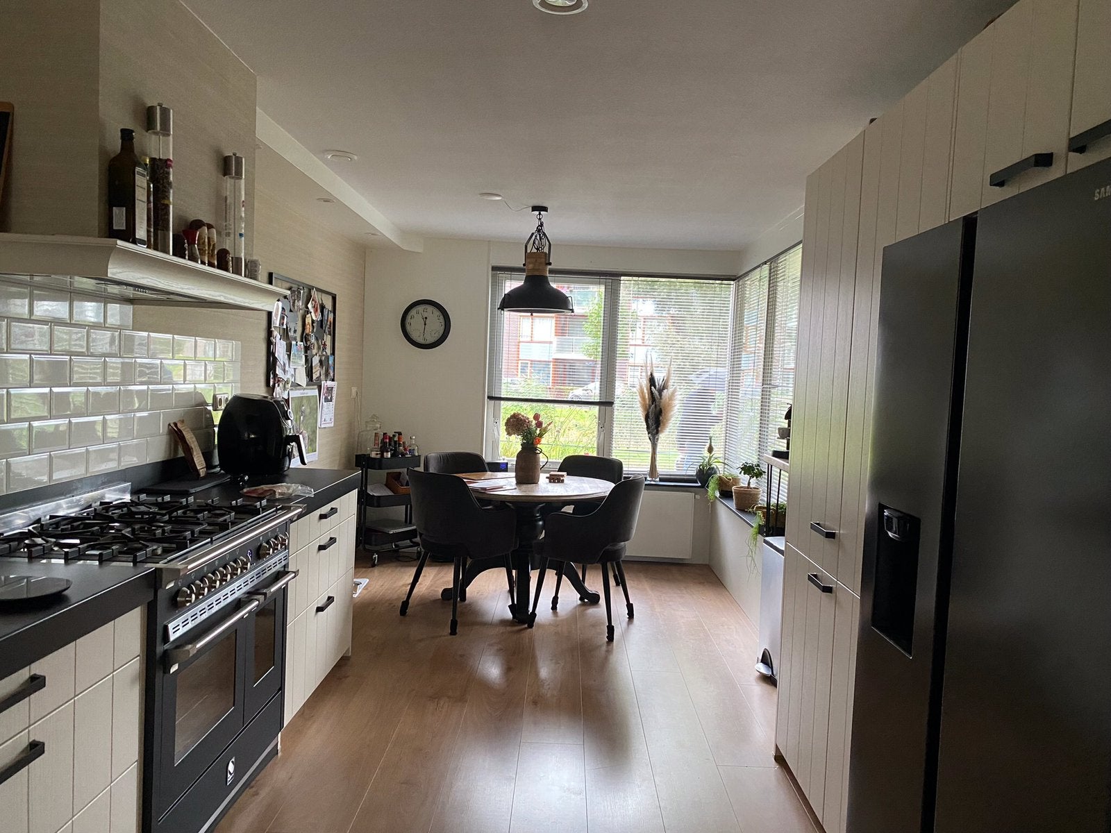 Mooie massief houten ronde tafel en industriële lamp, Huis en Inrichting, Tafels | Eettafels, Ophalen, 100 tot 150 cm, Landelijk met zwarte tafelpoot, en industriele lamp