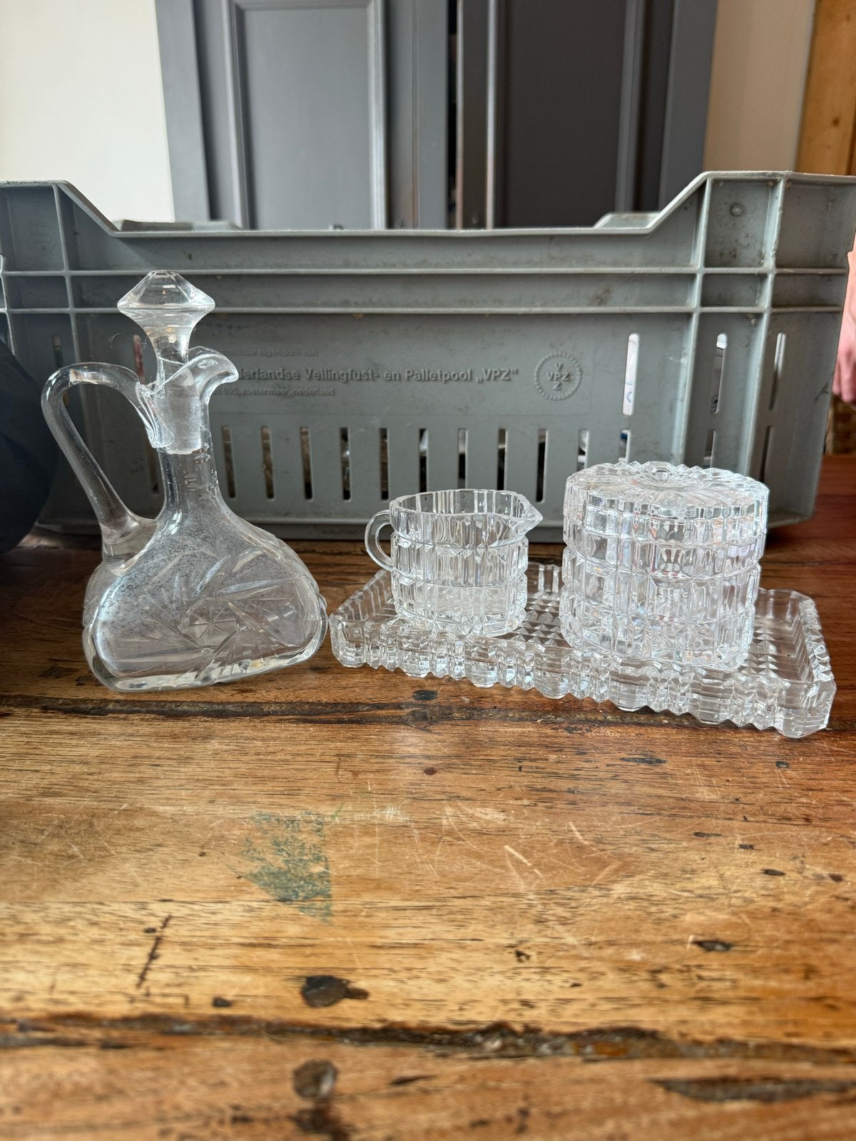 Vintage geslepen glazen set: karaf, suikerpot, melkkan, dien, Antiek en Kunst, Antiek | Glas en Kristal, Ophalen