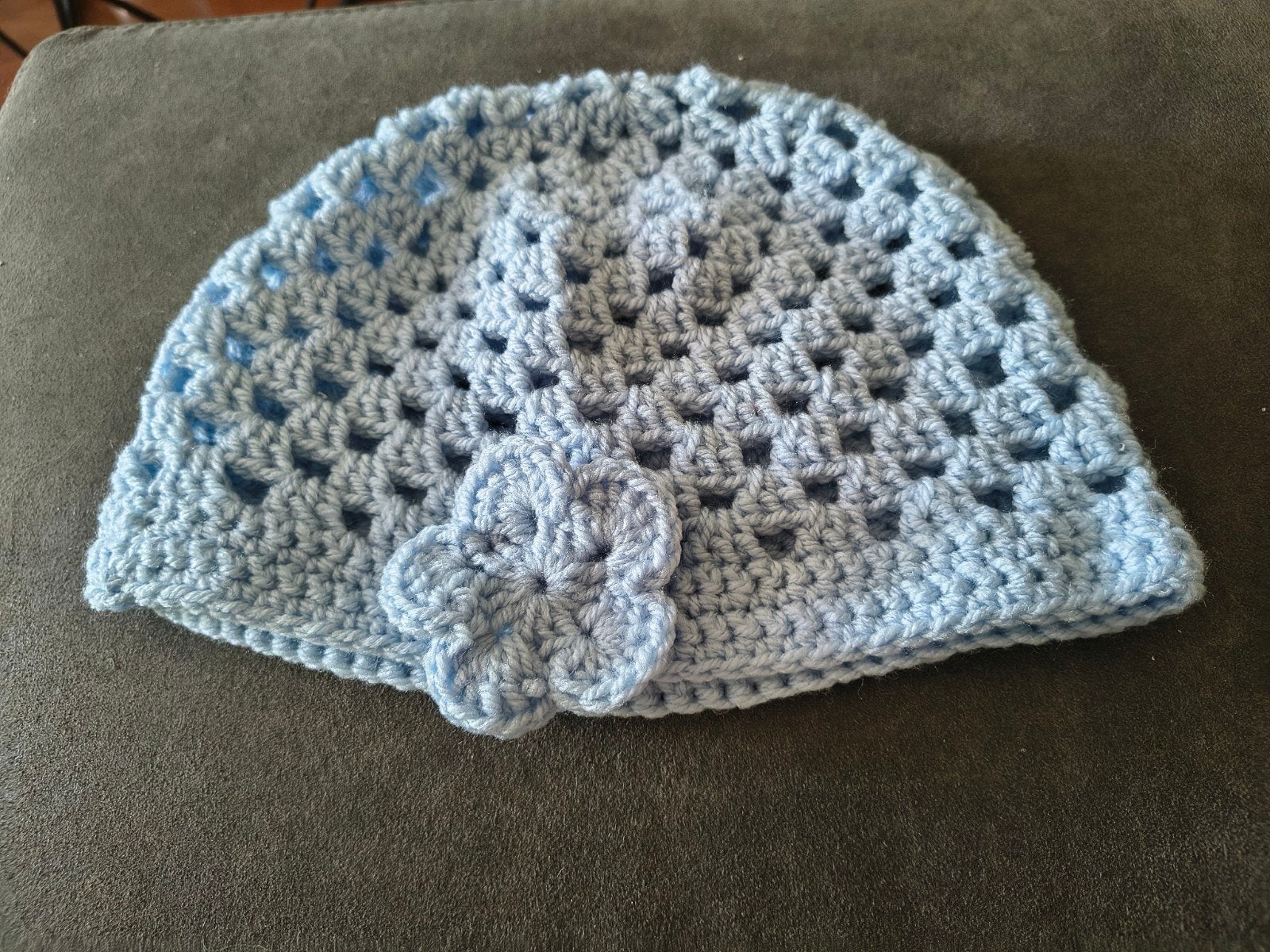 Gehaakte lichtblauwe beanie met bloem, Kleding | Dames, Mutsen, Sjaals en Handschoenen, Ophalen, Nieuw, Muts