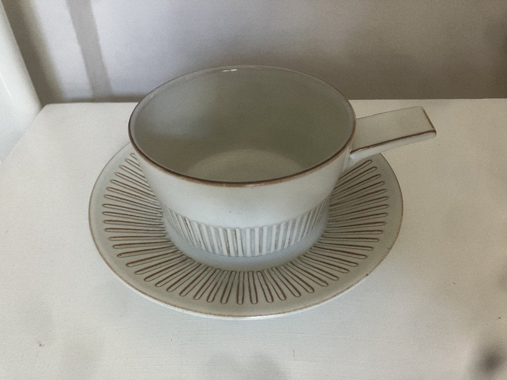 Mooie beige/terra retro soepkop en schotel (met steeltje), Keramiek, Ophalen of Verzenden, Zo goed als nieuw, Overige stijlen