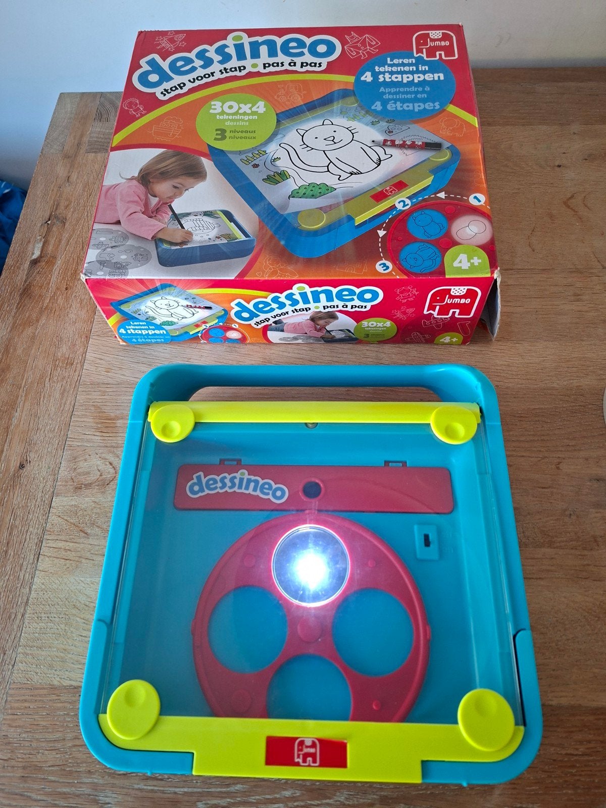 Dessineo Tekenprojector - Leer Tekenen in 4 Stappen, Ophalen of Verzenden, Gebruikt, Met licht