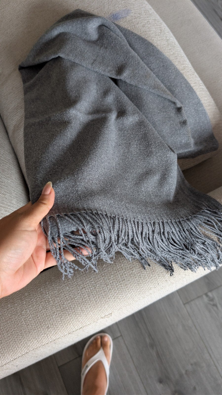 Grijze viscose sjaal met franjes, Kleding | Dames, Mutsen, Sjaals en Handschoenen, Ophalen of Verzenden, Zo goed als nieuw, Sjaal