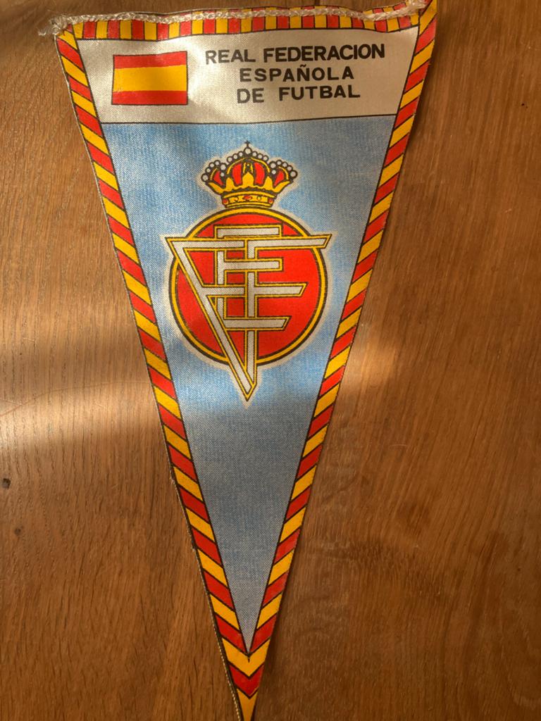 Vintage Spaanse Voetbal Federatie Vaantje, Ophalen of Verzenden, Zo goed als nieuw, Buitenlandse clubs, Vaantje of Sjaal