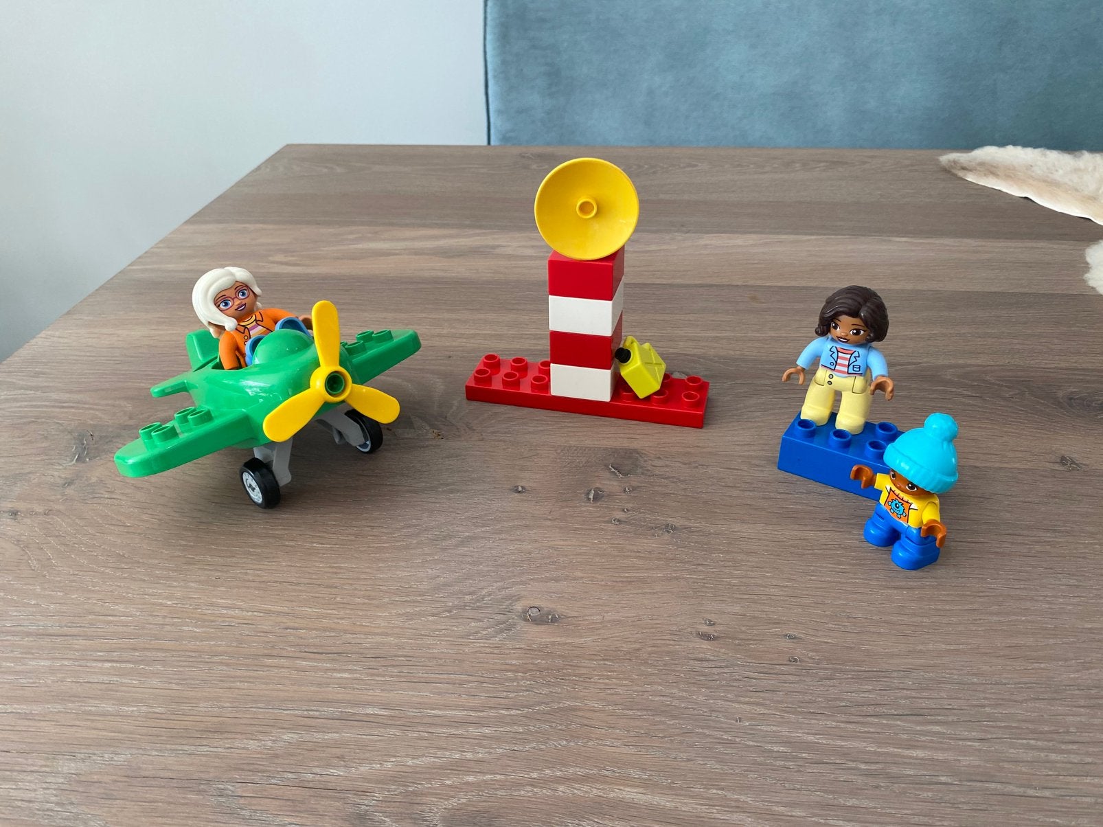 Duplo vliegtuigje met verkeerstoren en poppetjes, Ophalen, Zo goed als nieuw, Duplo