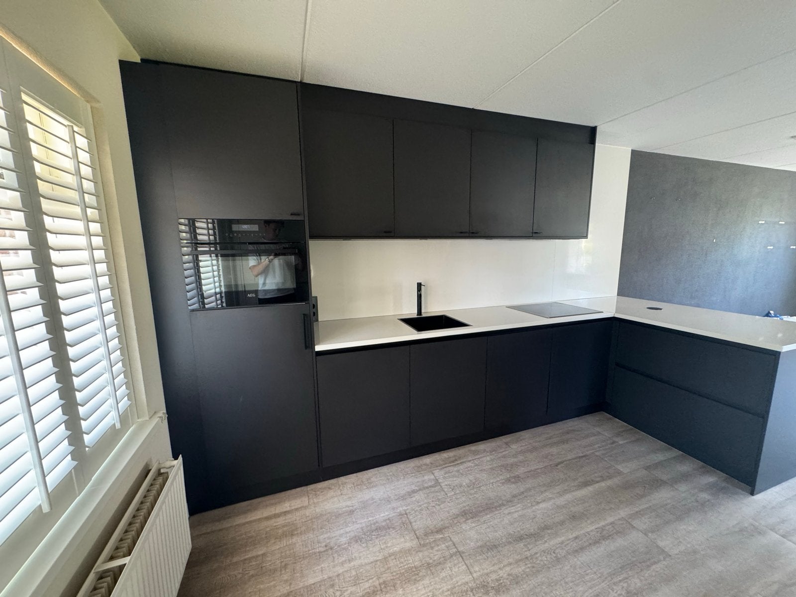 Moderne Havana Zwarte Keuken met AEG Apparatuur en Composiet, Huis en Inrichting, Ophalen, Gebruikt, Zwart, Hoekkeuken