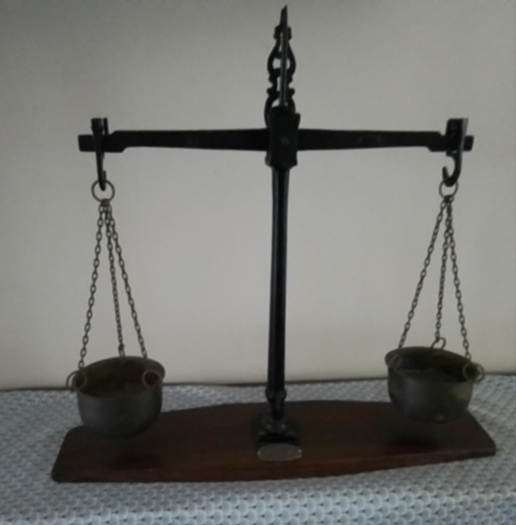 Antieke bascule weegschaal met 2 koperen potjes., Ophalen of Verzenden