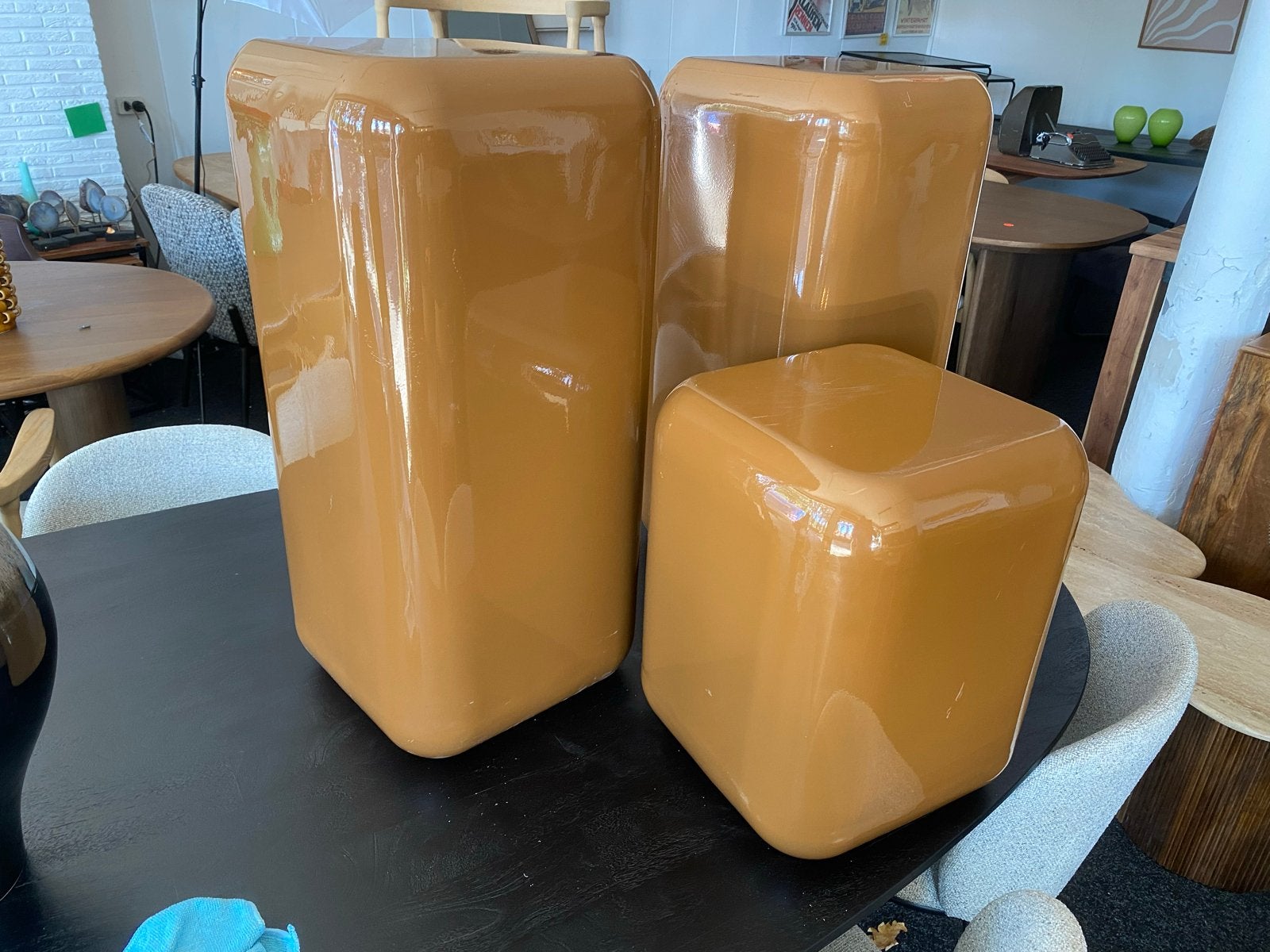 Set van 3 hoogglans bruine metalen zuilen showroom modellen